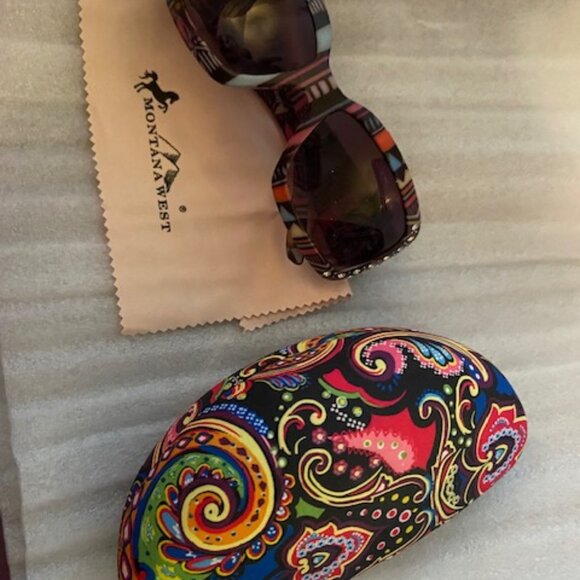 Montana West Accessories - Montana West cross sunglasses, cleaning cloth and Case